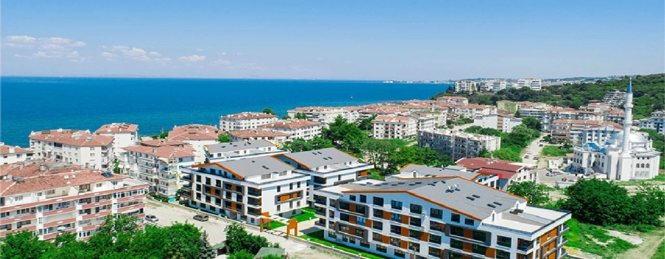 Deniz ve orman manzarasının birleşimine sahip mülk
