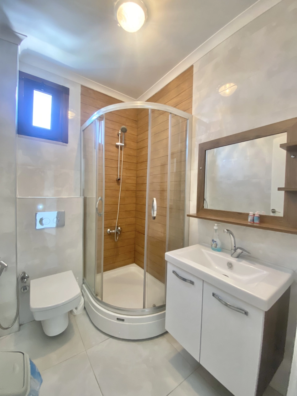 ملکی با چشم انداز دیدنی و معماری چشم نواز