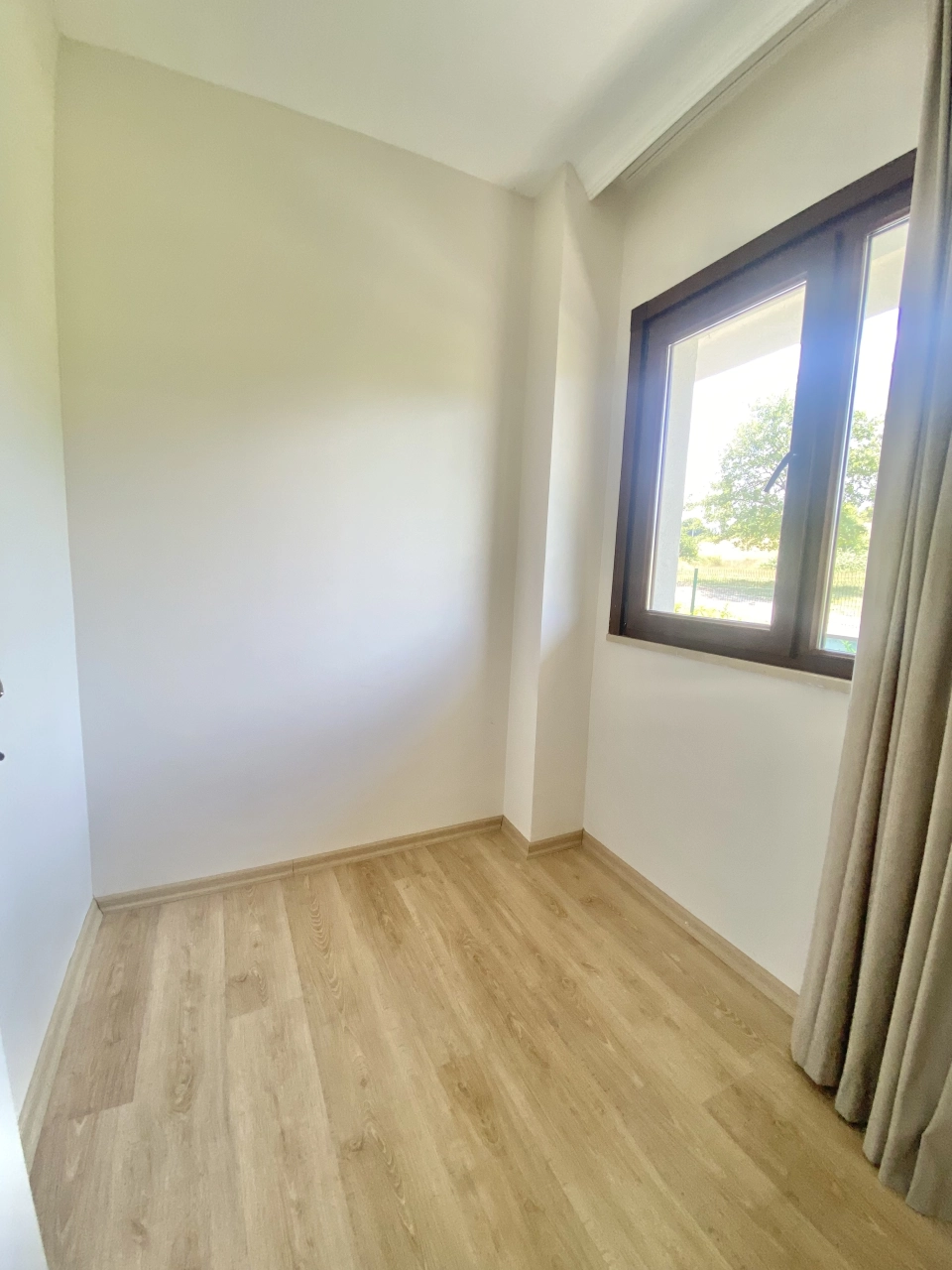 ملکی با چشم انداز دیدنی و معماری چشم نواز