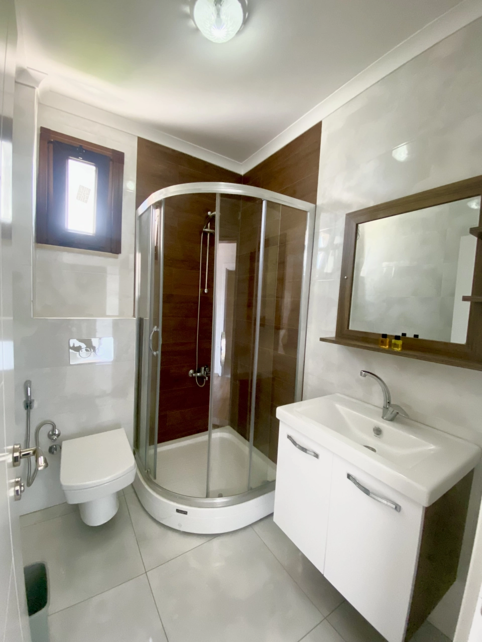 عقار بإطلالات خلابة على الطبيعة و بهندسة معمارية مذهلة