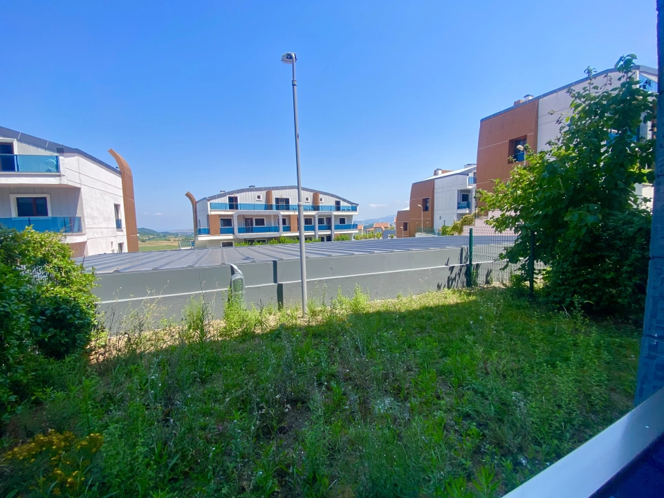 عقار بإطلالات خلابة على الطبيعة و بهندسة معمارية مذهلة