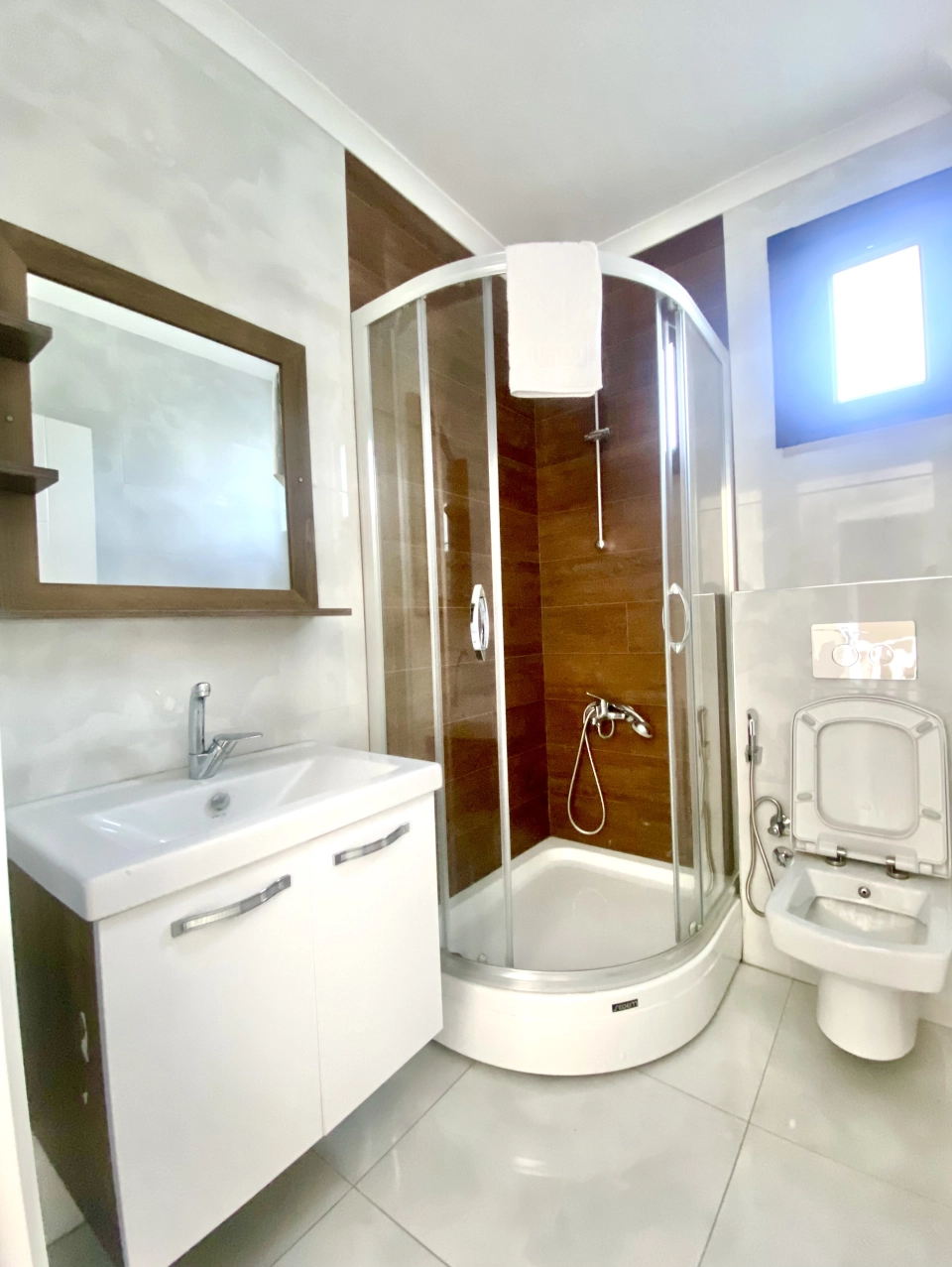 ملکی با چشم انداز دیدنی و معماری چشم نواز