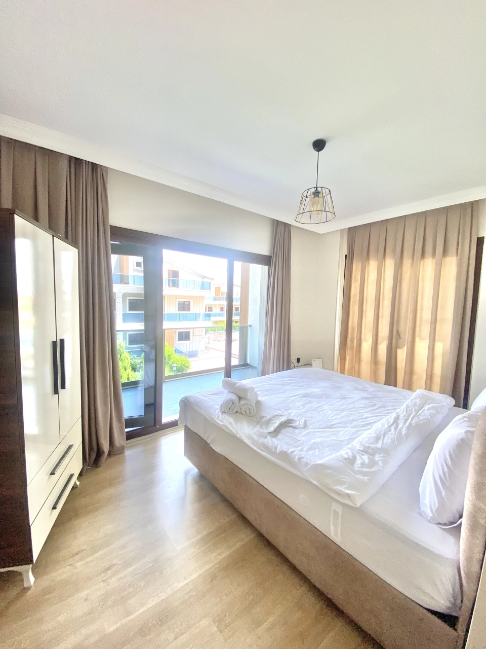 ملکی با چشم انداز دیدنی و معماری چشم نواز