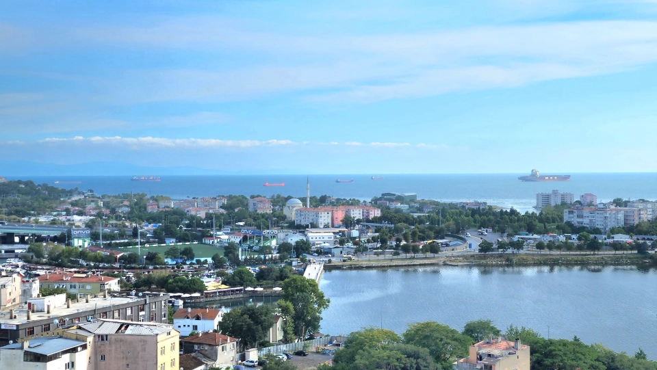 Apartment in Küçükçekmece with sea view and close to Metrobus