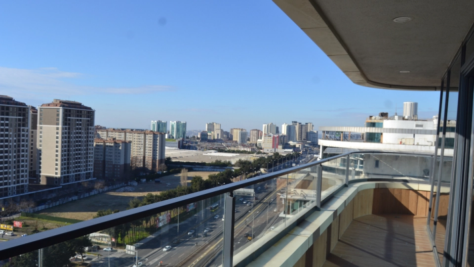 Vivre au bord de la mer, près du Metrobus et de l'autoroute : Une maison que vous pouvez acheter maintenant!